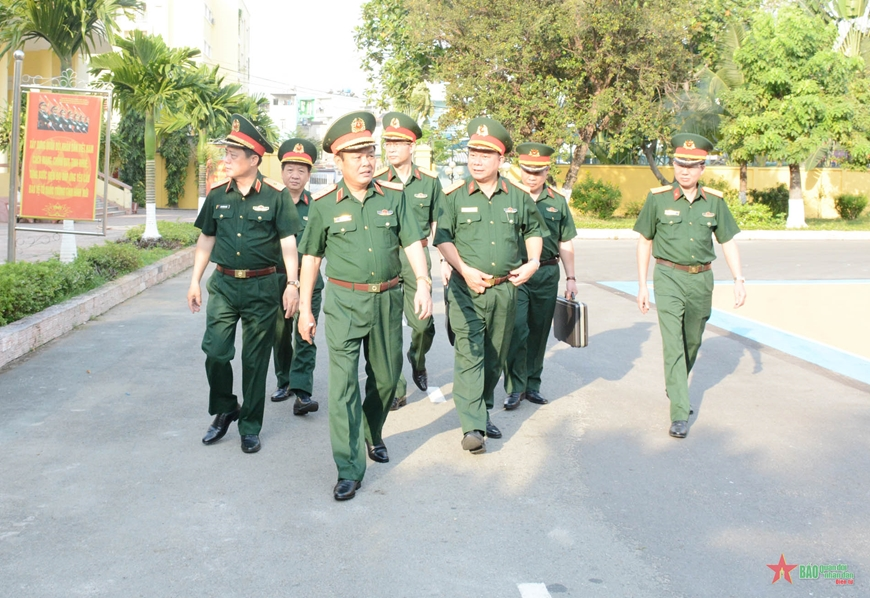 Trung tướng Trần Duy Giang kiểm tra, chúc Tết, tặng quà cán bộ, chiến sĩ Kho 690